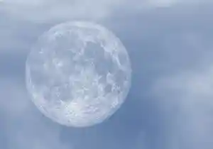 Rituales de luna llena con piedras para potenciar la energía positiva